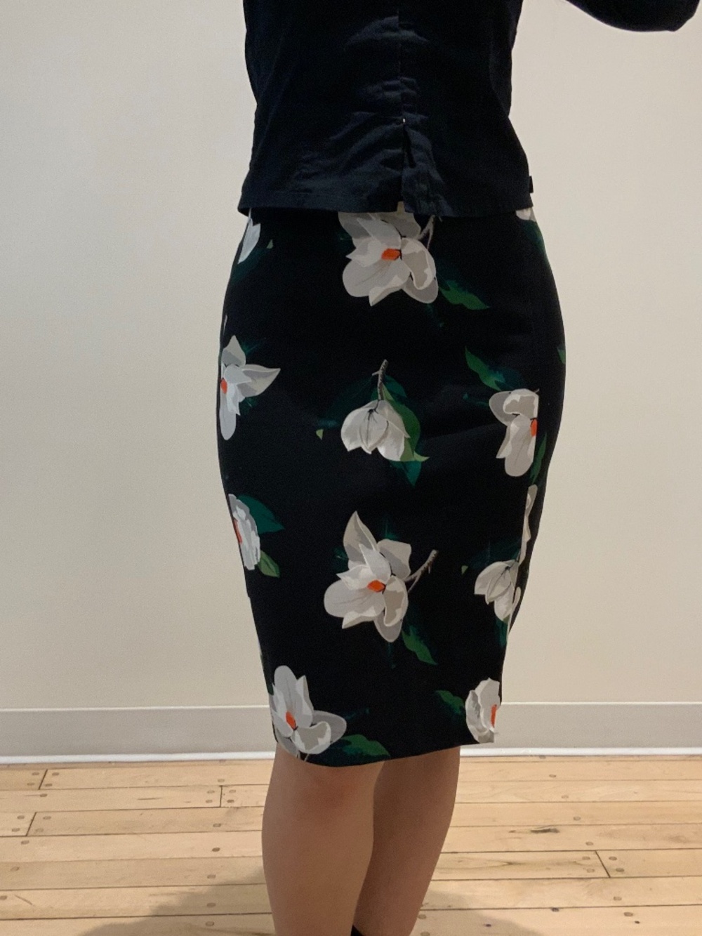Banana Republic stretchy skirt, floral fabric, size 6
